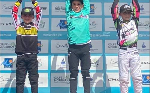 Image Victor PIAU sur le podium du Trophée de France BMX 2022